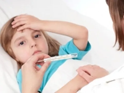 Sốt ở trẻ nhỏ là phản ứng có lợi và cần bù nước kịp thời