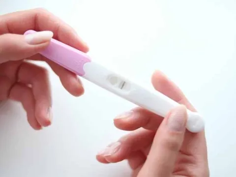 Thử thai 1 vạch nhưng có máu báo: Dấu hiệu mang thai hay cảnh báo bất thường?