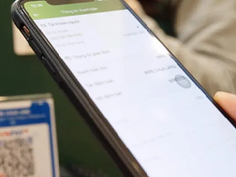 Chật vật đòi lại tiền chuyển khoản nhầm ngân hàng, khách hàng nên làm gì?