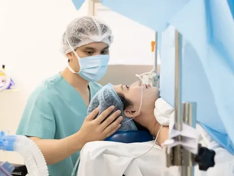 Á hậu Chế Nguyễn Quỳnh Châu đón con trai đầu lòng