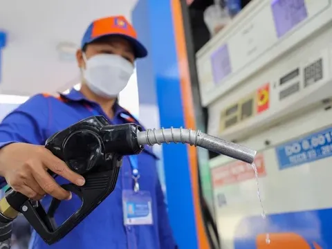 Giá xăng dầu hôm nay 8/4: Giảm cực kỳ mạnh