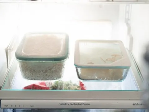 Cơm nguội không ăn hết nên để ngăn đá hay ngăn mát tủ lạnh? Thì ra nhiều người đang làm sai