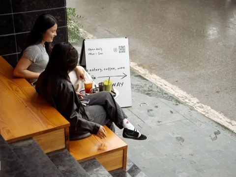 Vỉa hè 'tự tạo' của quán cà phê Hà Nội