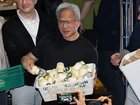 Sữa chuối Hàn Quốc trên tay CEO Nvidia sau bữa nhậu nghìn tỷ