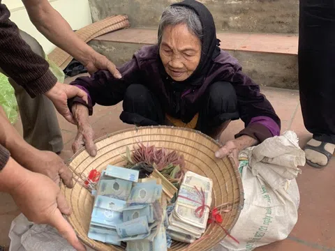 Phát hiện nhiều bọc tiền của cụ bà 90 tuổi bỏ quên trong bao tải