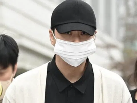 Nam thần nhóm nhạc huyền thoại Shinhwa bị kết án tù