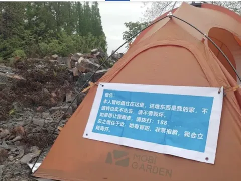 Không muốn đi làm, chàng trai Trung Quốc dựng lều sống ở bãi rác