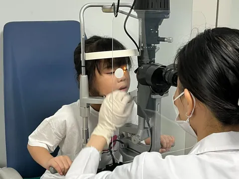 Bệnh đau mắt đỏ lây nhanh ở trẻ dưới 5 tuổi