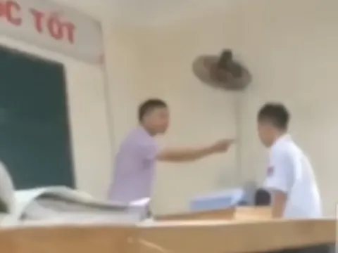 Tạm dừng đứng lớp đối với thầy giáo mắng chửi học sinh
