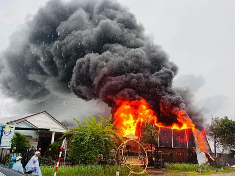 Quảng Nam: Kho nhựa bén lửa bốc cháy dữ dội