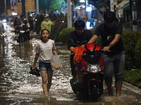 Nhiều nơi ở Nha Trang ngập do hồ thủy lợi xả nước