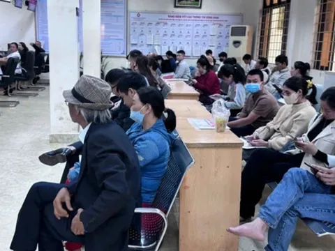 Người dân xếp hàng từ sáng sớm xử lý giấy tờ đất trước khi bỏ cấp huyện