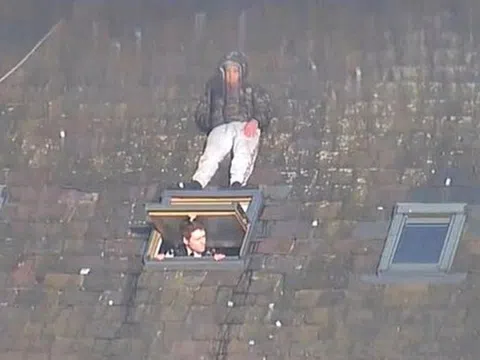 Bức ảnh gây kinh ngạc về người đàn ông trốn cảnh sát trên mái nhà