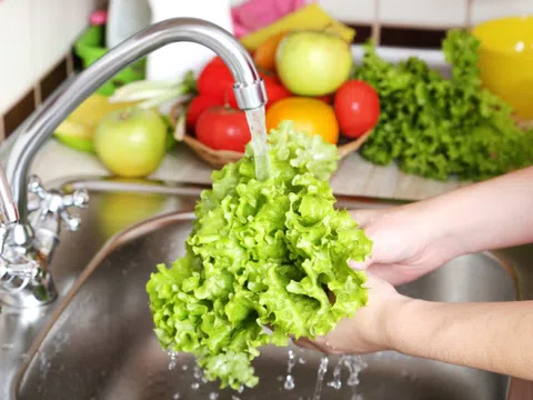 Ngâm rau sống với nước muối có loại bỏ được giun sán, hóa chất không?