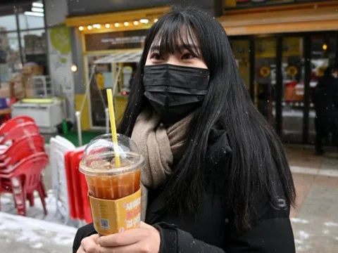 Khu nhà giàu Hàn Quốc sôi sục vì chai nước miễn phí
