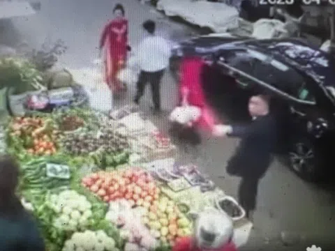 Xác minh clip tài xế ô tô ẩu đả với người bán hoa quả ở vỉa hè Hà Nội