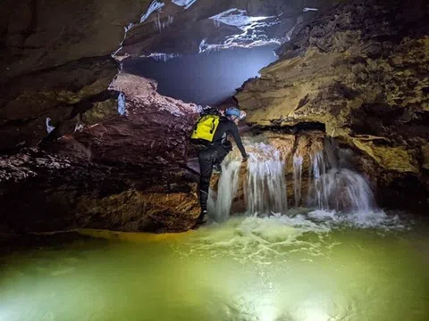 Phát hiện thêm ra "vương quốc hang động" đẹp mê mẩn ở Quảng Bình