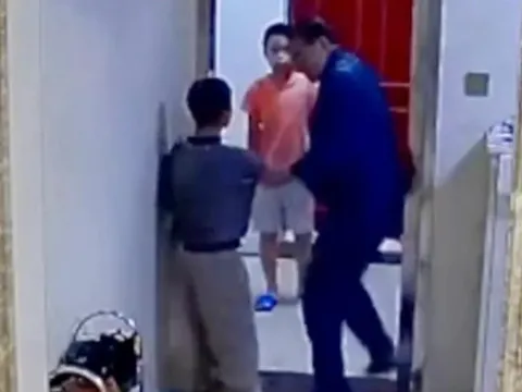 Người ông Trung Quốc khuyến khích cháu trai đánh bạn cùng lớp