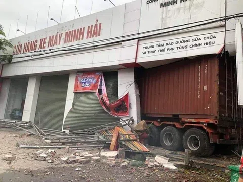 Xe container dài hơn 12m lao lên vỉa hè, lọt thỏm trong cửa hàng xe máy