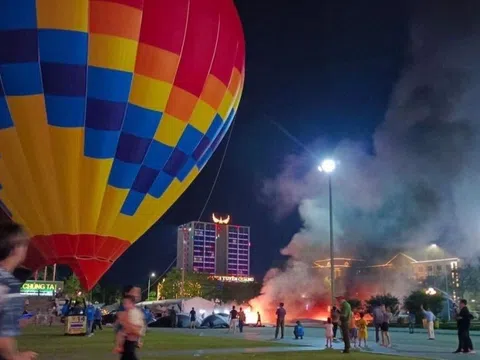Khinh khí cầu phát nổ và bốc cháy, 5 người bị thương