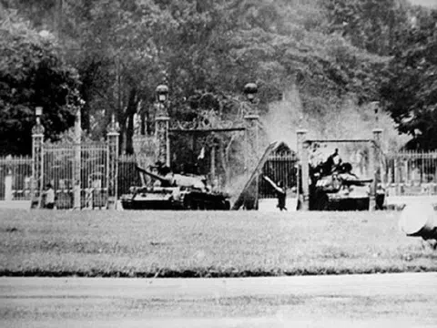 Tiết lộ bất ngờ về tác giả bức ảnh xe tăng quân giải phóng húc đổ cổng chính Dinh Độc Lập