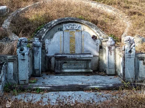 Cô gái bị người yêu cũ khắc tên lên bia mộ ông bà ở Trung Quốc