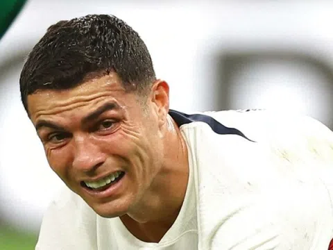 Ronaldo bị chỉ trích sau màn xin lỗi của Messi