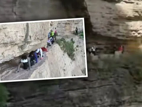 Cảnh tượng khách du lịch bò trên vách đá bên dưới là vực thẳm khiến ai xem cũng phải rùng mình sợ hãi
