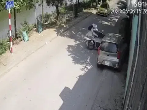 Hà Nội: Mở cửa ô tô bất cẩn khiến 2 người đi xe máy thương vong