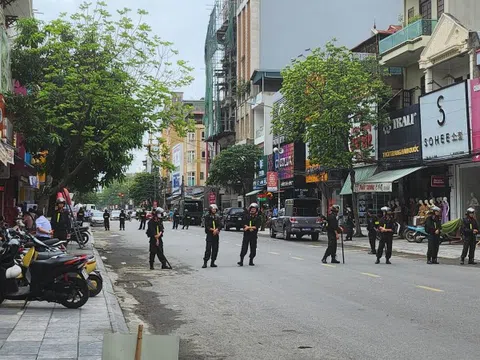 Hàng chục cảnh sát xuất hiện trước nhà trùm giang hồ Tuấn "thần đèn" ở Thanh Hóa