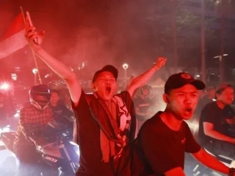 CĐV Indonesia 'đi bão' ăn mừng HCV bóng đá nam SEA Games sau 32 năm