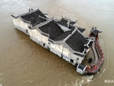 Bí ẩn ngôi chùa sừng sững giữa sông Trường Giang suốt 700 năm, lũ lớn kỷ lục không thể xô đổ