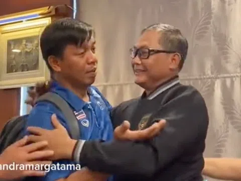 Trợ lý HLV Thái Lan khóc khi đến xin lỗi Trưởng đoàn Indonesia