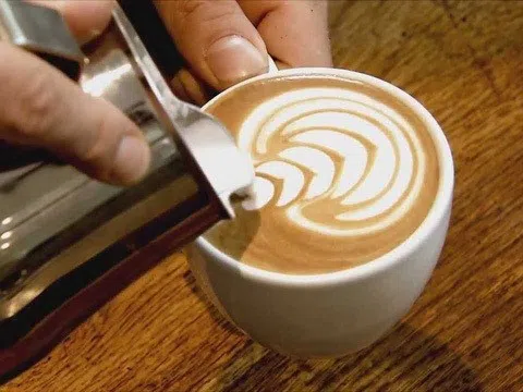 Kỳ lạ mô hình kinh doanh cà phê sữa mẹ giá 8 USD ở Nga