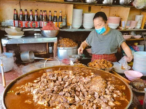 Quán ăn độc đáo với nồi nước dùng được nấu liên tục trong hơn 50 năm ở Thái Lan