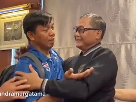 Trợ lý HLV Thái Lan bật khóc nức nở khi đến xin lỗi Trưởng đoàn Indonesia