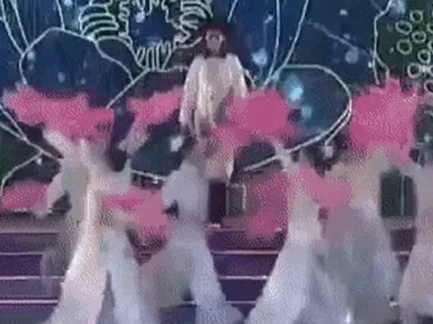 Hoa hậu Thiên Ân ngã cầu thang trên sân khấu