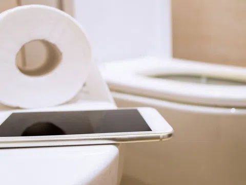 Những tác hại không ngờ khi vừa đi vệ sinh vừa sử dụng điện thoại di động