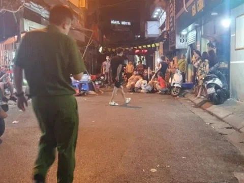 Người đàn ông bị đâm gục tại quán ăn đêm trên phố ở Hà Nội