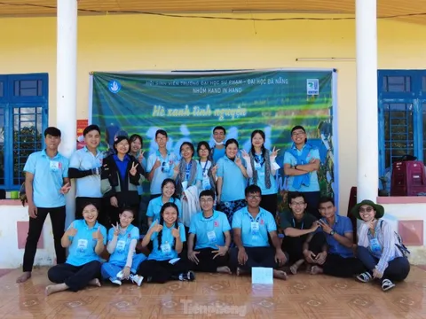 Áo xanh 'cõng' yêu thương lên xã miền núi Trà Mai