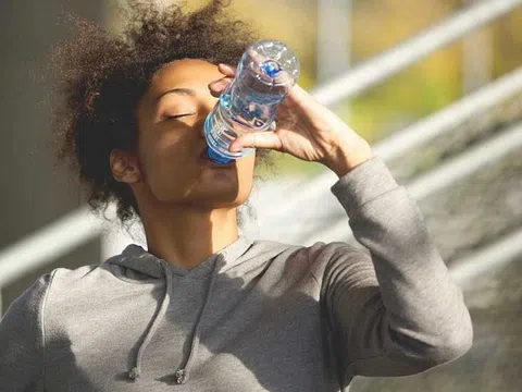Người phụ nữ tử vong vì uống 2 lít nước trong 20 phút