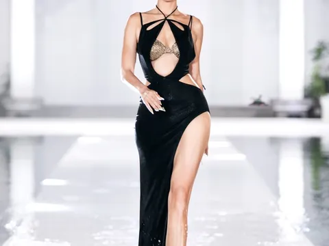 Minh Tú, Ngọc Châu mặc trang phục nóng bỏng, khoe dáng gợi cảm trên sàn diễn ngập nước