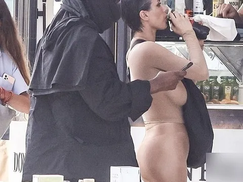 Bất chấp chỉ trích của dư luận Italy, vợ rapper Kanye West lại "hở bạo"
