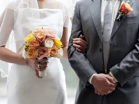 Cãi bố mẹ để lấy người mình thích mà không màng tương lai, tôi ân hận chẳng kịp