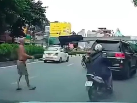 Bắt người đàn ông phi dao vào ô tô Land Cruiser giữa phố Hà Nội
