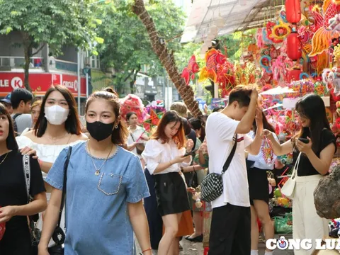 Giới trẻ Hà Thành 'đổ bộ' về phố Hàng Mã trong dịp nghỉ lễ 2/9