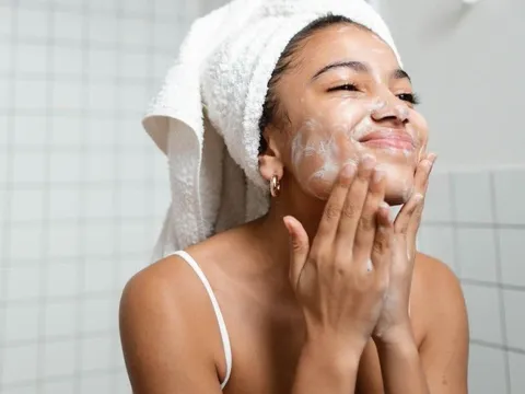 5 thói quen khi rửa mặt dễ làm da tổn thương