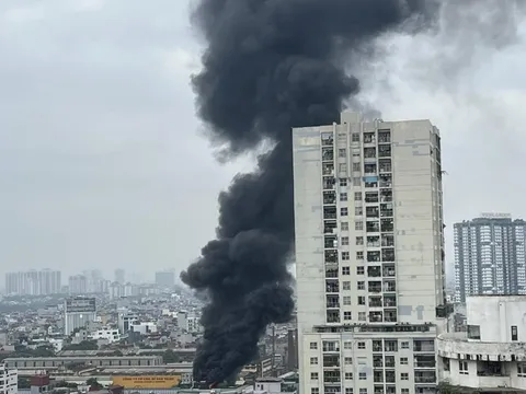 Cột khói đen hàng chục mét từ đám cháy nhà 7 tầng ở Thanh Xuân, Hà Nội