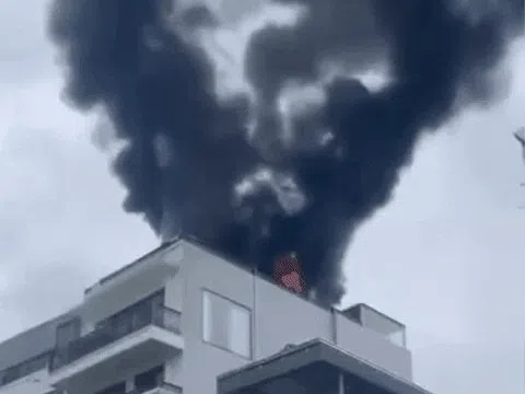 Cháy nhà 6 tầng ở Hà Nội, khói đen bốc cao hàng chục mét