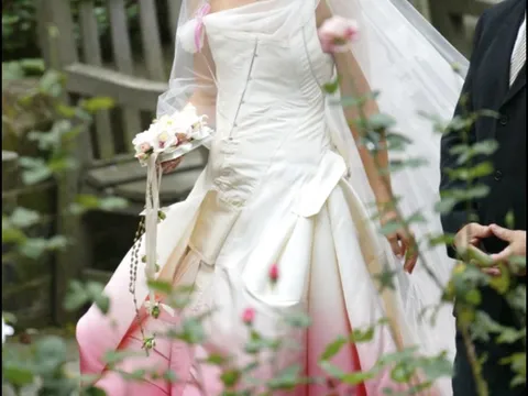 Outfit đỉnh cao của 6 "cô dâu Dior": Váy của Song Hye Kyo, Angelababy đẹp nhất?